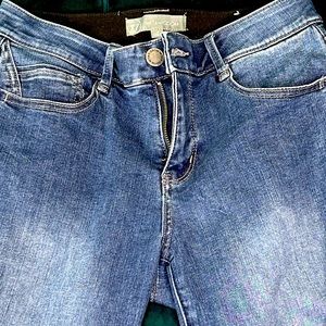 Wit and Wisdom womens frayed jeans. Size 4. Stretch fit.